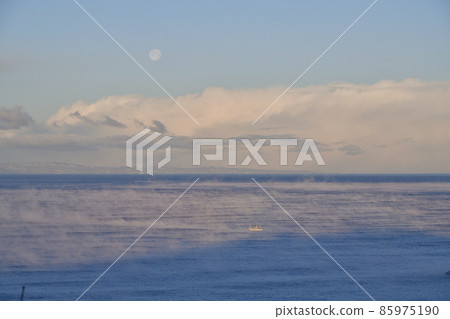 Taking a picture of the scenery of the severely cold Sea of Japan where the storm rises in Otobe-cho, Hokkaido in winter Taking a picture of the scenery of the severely cold Sea of Japan where the storm rises in Otobe-cho, Hokkaido in winter 85975190