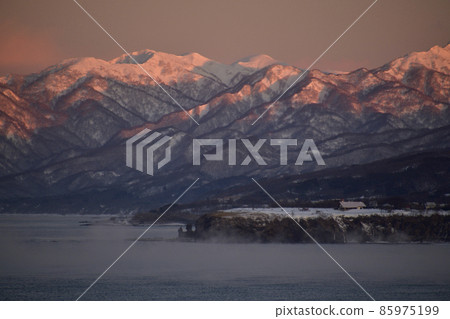 Taking a picture of the scenery of the severely cold Sea of Japan where the storm rises in Otobe-cho, Hokkaido in winter Taking a picture of the scenery of the severely cold Sea of Japan where the storm rises in Otobe-cho, Hokkaido in winter 85975199