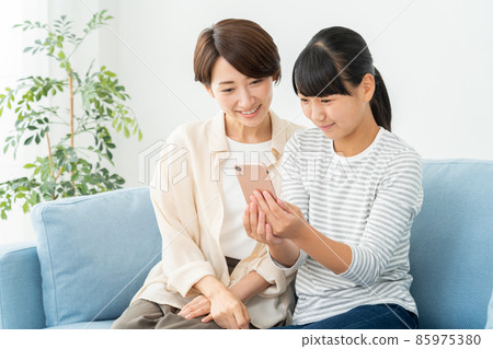 親子家庭家庭家庭母親母親女兒 85975380