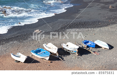 Green Lagoon at El Golfo with fishing boats on the beach, Lanzarote 85975831