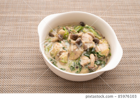 奶油煮雞和石米吉蘑菇 奶油煮雞和石米吉蘑菇 85976103
