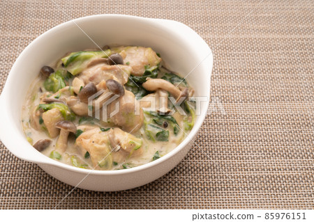 Boiled chicken and shimeji mushrooms in cream Boiled chicken and shimeji mushrooms in cream 85976151
