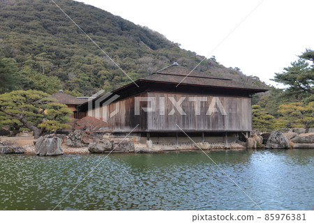 Ritsurin Garden in winter, a rare closed Hogetsu-tei seen from a Japanese boat around Nanko (closed only on December 30th and 31st of the year) 85976381