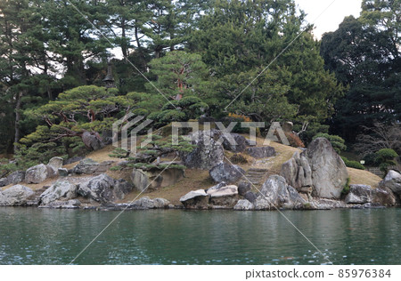 冬天從栗林花園和南湖周圍的日本船看。 （可以看到供奉弁財天的天目島石雕和登岸石階。） 85976384