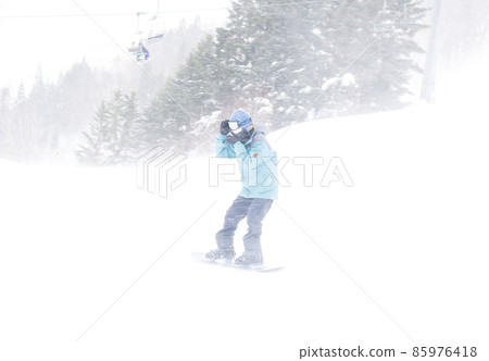 享受單板滑雪的男孩 85976418