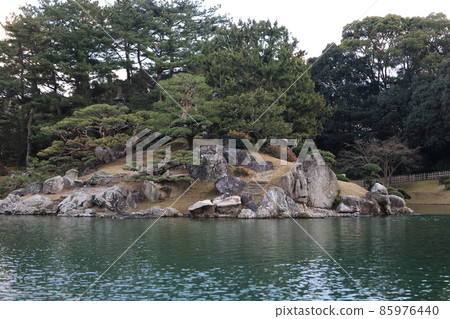 冬天從栗林花園和南湖周圍的日本船看。 (可以看到供奉弁財天的天目島石雕和登岸石階。) 冬天從栗林花園和南湖周圍的日本船看。 (可以看到供奉弁財天的天目島石雕和登岸石階。) 85976440