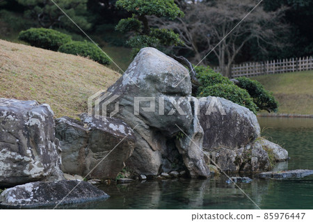 冬天從栗林花園和南湖周圍的日本船看。 （供奉弁財天的天城島石結構） 85976447