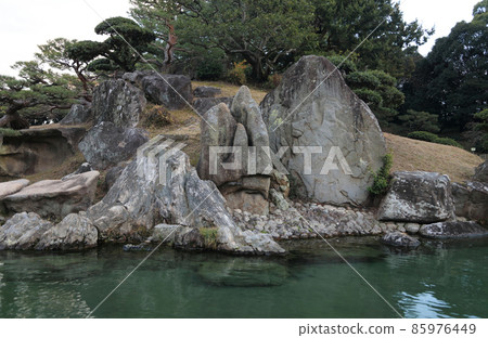 冬天從栗林花園和南湖周圍的日本船看。 （供奉弁財天的奇岩名石天目島的石雕，左前方是石化木） 85976449