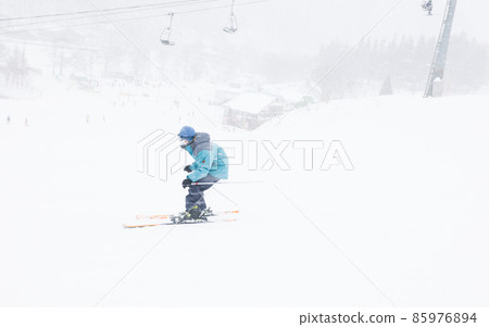 享受滑雪的男孩 享受滑雪的男孩 85976894