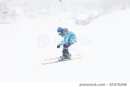 享受滑雪的男孩 85976896