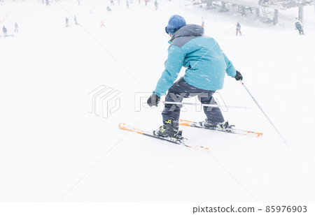 Boys enjoying skiing 85976903