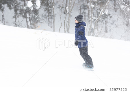 享受滑雪的婦女 85977323