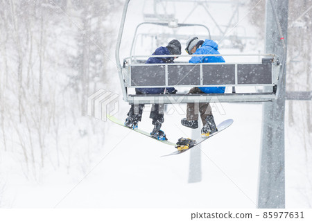 家庭享受滑雪 85977631