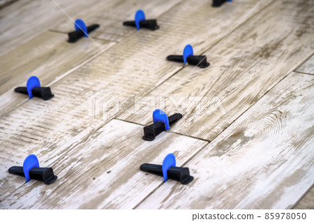 Ceramic tile leveling system. Apparatus for laying stoneware tiles. Ceramic tile leveling system. Apparatus for laying stoneware tiles. 85978050