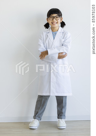 穿白大褂的女孩 85978103