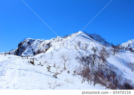 美麗的北阿爾卑斯山 美麗的白雪皚皚的北阿爾卑斯山 美麗的北阿爾卑斯山 美麗的白雪皚皚的北阿爾卑斯山 85978150