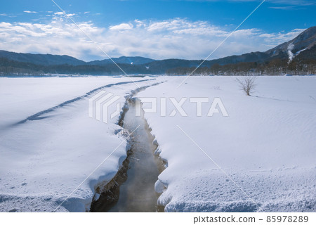 Himekawa and river fog flowing through the snow field [Hakuba-mura, Kitaazumi-gun] 85978289