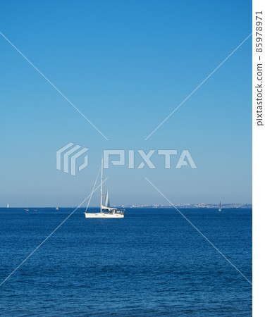 Sailboat on the Hondarribia beach Sailboat on the Hondarribia beach 85978971