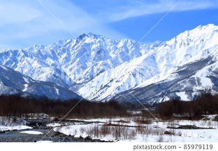 美麗的北阿爾卑斯白馬村和白雪皚皚的北阿爾卑斯 85979119
