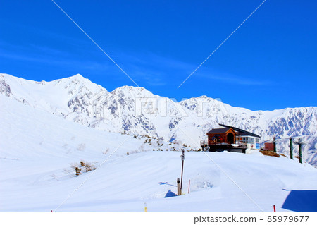 美麗的北阿爾卑斯山 美麗的白雪皚皚的北阿爾卑斯山 85979677
