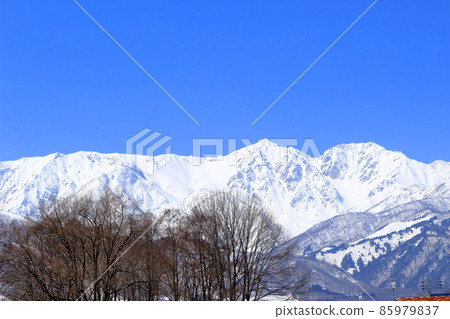 美麗的北阿爾卑斯山 美麗的白雪皚皚的北阿爾卑斯山 85979837