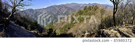 從丹澤小山北根水日之玉看富士山和丹澤山脈的全景 85980372