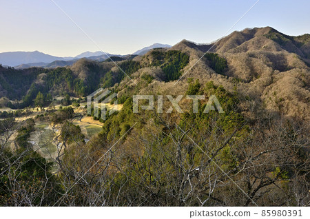 同三海鶴島御前山剪刀岩中朝日的高塚和丹澤 同三海鶴島御前山剪刀岩中朝日的高塚和丹澤 85980391