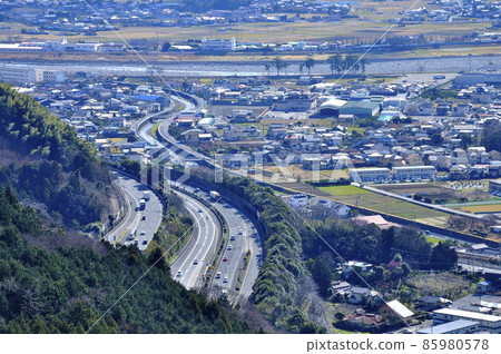 Takamatsuyama in the Tanzawa Mountains, overlooking the Tomei Expressway and the Sakawa River 85980578