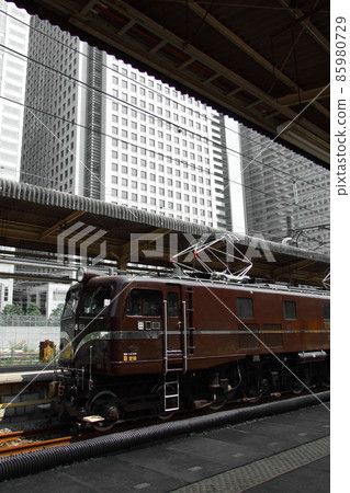 [鐵路形象] 復古機車和單色建築 85980729
