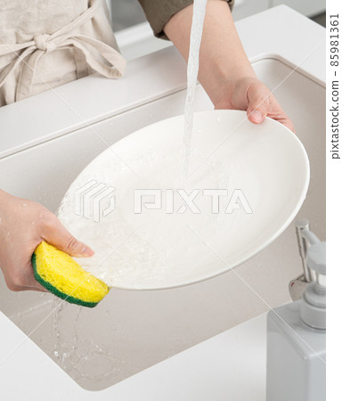 洗碗 做家事 女性 家政婦 洗碗精 Do the dishes washing 食器を洗う 85981361