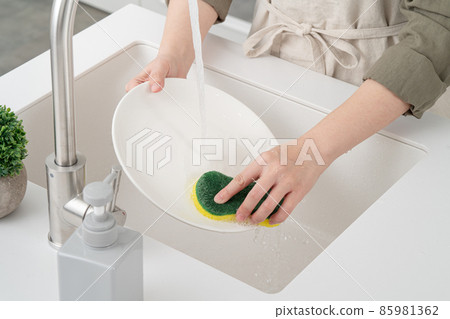 洗碗 做家事 女性 家政婦 洗碗精 Do the dishes washing 食器を洗う 85981362