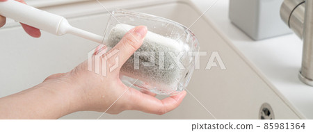 洗碗 做家事 女性 家政婦 洗碗精 Do the dishes washing 食器を洗う 85981364