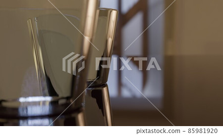 一個並排的玻璃 85981920