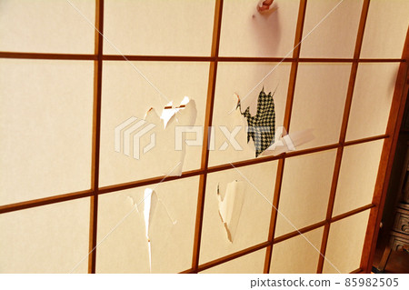 Replacing the partition shoji paper in the Japanese-style room Replacing the partition shoji paper in the Japanese-style room 85982505