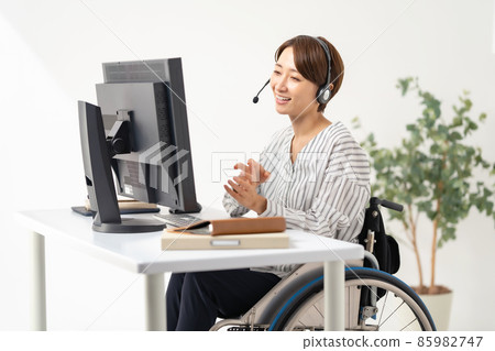 遠程辦公中間女輪椅 遠程辦公中間女輪椅 85982747