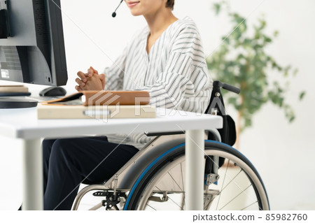 Telework middle female wheelchair Telework middle female wheelchair 85982760