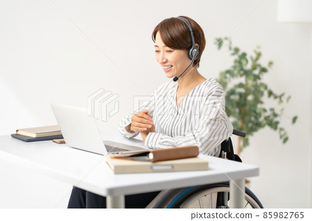 遠程辦公中間女輪椅 85982765