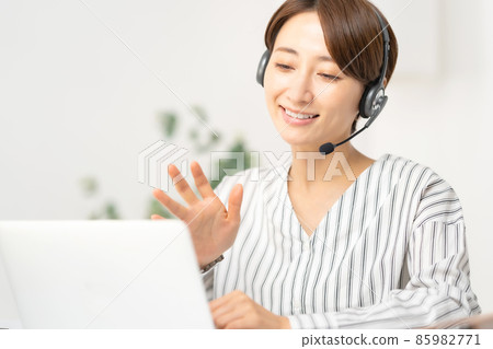遠程辦公中間女輪椅 85982771