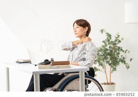 中女輪椅在家工作累 85983252