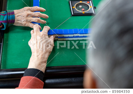 Senior playing mahjong 85984350