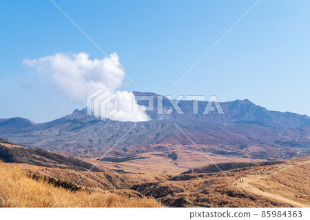 從阿蘇火山博物館看到的阿蘇山和中岳的噴發 從阿蘇火山博物館看到的阿蘇山和中岳的噴發 85984363