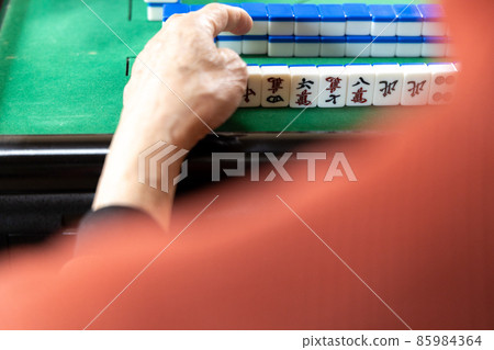 Senior playing mahjong Senior playing mahjong 85984364