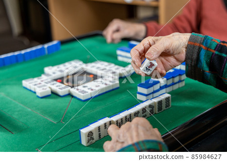 打麻將的資深女性 85984627