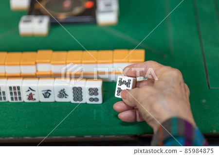 打麻將的資深女性 打麻將的資深女性 85984875