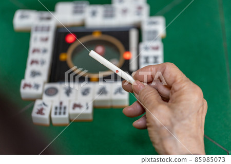 Senior female playing mahjong 85985073