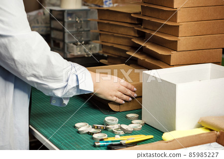 Packing goods in cardboard boxes Packing goods in cardboard boxes 85985227
