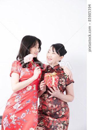穿旗袍的母女親密互動 85985394