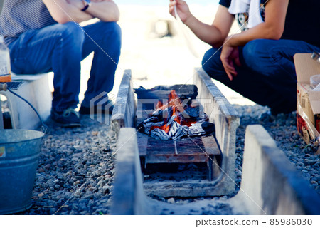 Enjoy barbecue with charcoal 85986030