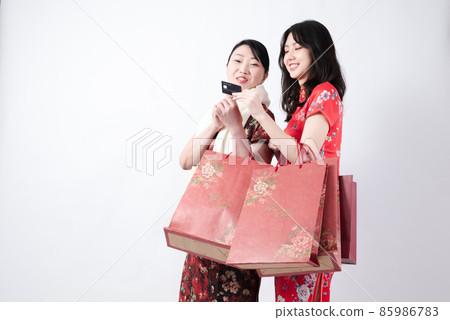 happy shopping mother and daughter 85986783