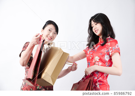 happy shopping mother and daughter 85986792